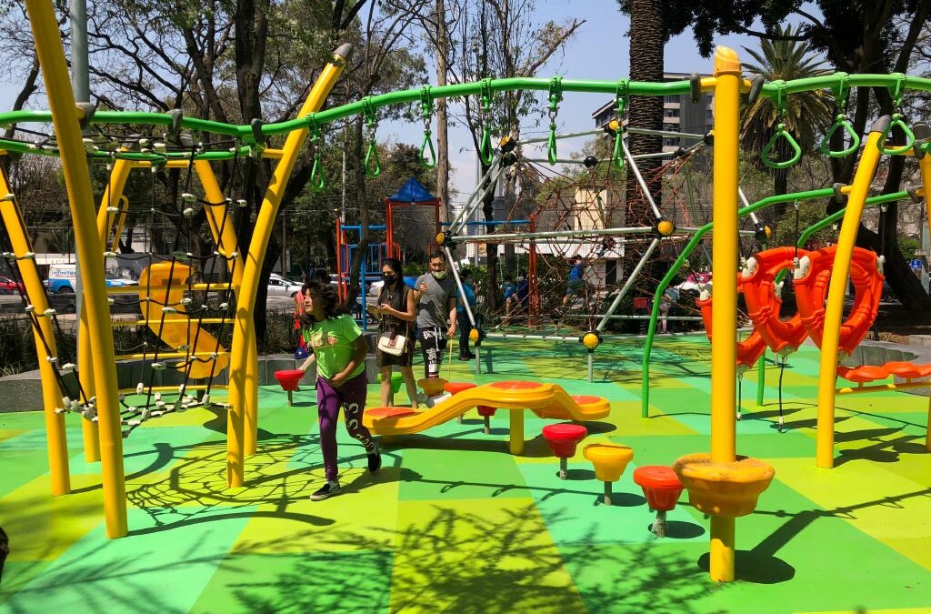 Nueva área recreativa para niños con juegos en el Jardín del arte